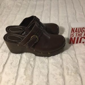 Size 9  comfy platform couple scratches still good